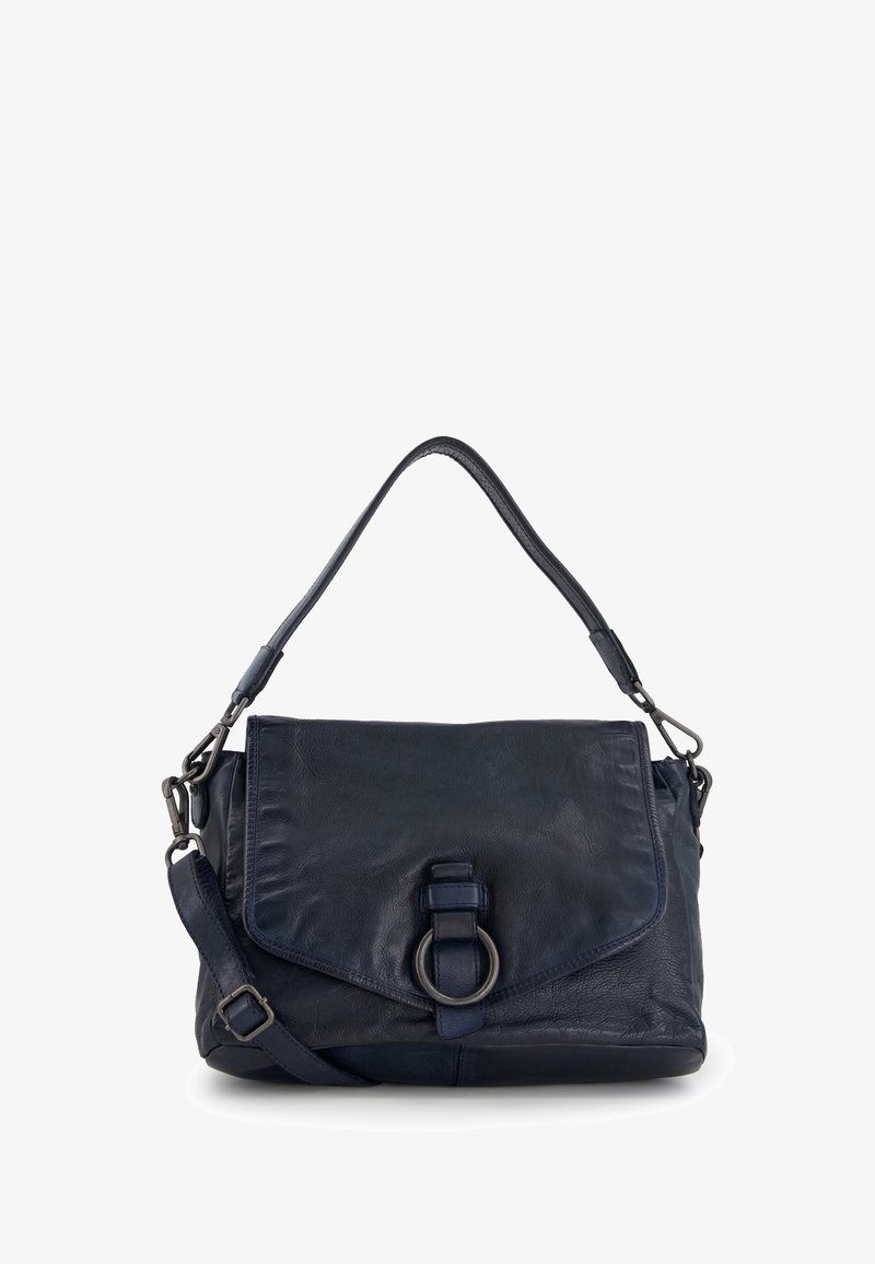 Námořnická kožená kabelka s překlopným víkem, kovovým kroužkovým akcentem, nastavitelného popruhem a texturovaným povrchem, s elegantním obdélníkovým tvarem.