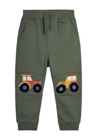 Groene katoen sweatpants met geborduurde gele en oranje tractoren op de knieën, met een elastische tailleband en zijzakken.