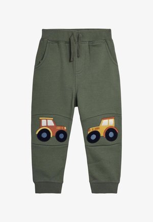 Zöld pamut melegítőnadrág, amelyen hímzett sárga és narancssárga traktorok láthatók a térdeken, elasztikus derékrésszel és oldalsó zsebekkel.