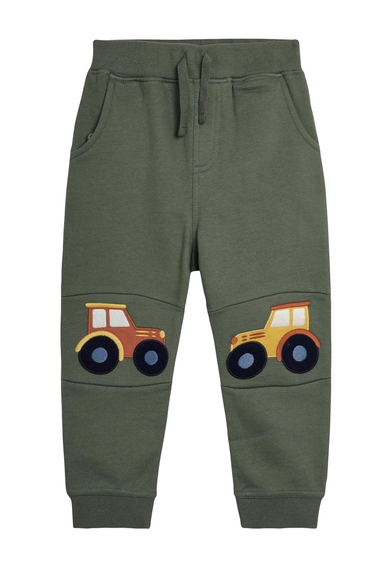Groene katoen sweatpants met geborduurde gele en oranje tractoren op de knieën, met een elastische tailleband en zijzakken.