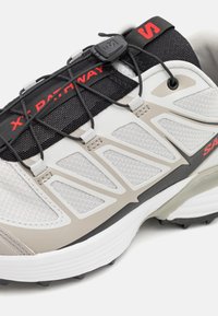 Salomon XT-PATHWAY UNISEX - Tenisky - glacier gray/white/black