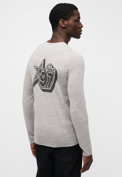 Γκρι μακρυμάνικο πουκάμισο με στρογγυλή λαιμόκοψη, με μαύρο γραφικό σχέδιο ενός αστεριού και τη φράση "Since 97" στην πλάτη. Λεία υφή.