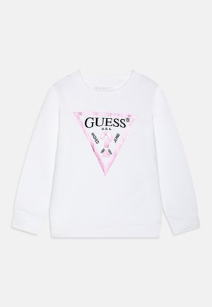 Bela dukserica s poudarjenim roza trikotnikom z logotipom "GUESS" in besedilom "U.S.A.", mehka tekstura, okrogla vrhnja odprtina in rebrasti manšeti.