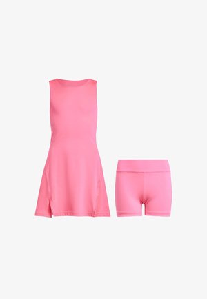 Vestido deportivo rosa con diseño sin mangas y aberturas laterales, combinado con pantalones cortos rosa a juego. Fabricado con un material suave y elástico.