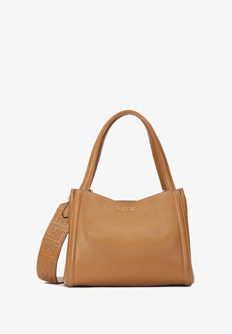 Barna bőrtáska texturált felülettel, dupla fogantyúkkal és állítható pánttal. Zipzáras záródás és dombornyomott logó az elülső részén.