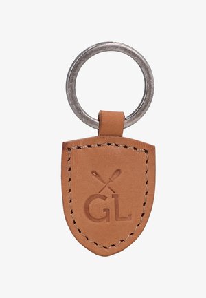 Brauner Leder-Schlüsselanhänger in Schildform, mit genähten Kanten, geprägten gekreuzten Polomallets und den Buchstaben GL unter den Mallets.