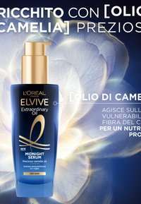 Bottiglia di L'Oréal Elvive Extraordinary Oil, blu scuro con dettagli dorati, dotata di erogatore, etichettata "Siero di Mezzanotte," evidenzia l'olio di camelia nutrienti per capelli secchi.