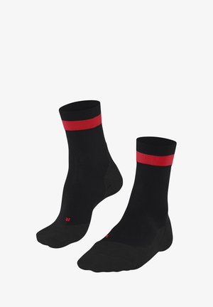 Schwarze Knöchelsocken aus glattem Stoff, mit einem roten horizontalen Streifen oben und dezentem Branding an der Sohle. Leichtes Design.