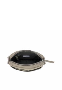 Clutch in pelle grigia con chiusura a zip. L'interno presenta un rivestimento nero e un'etichetta con logo, progettato per una conservazione e un'organizzazione compatta.