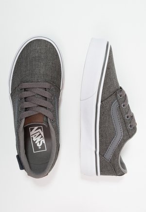 Grå Vans sneakers med hvide såler, den ene sko vist ovenfra med snørebånd, den anden vist fra siden på en hvid baggrund.