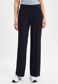 Marineblauwe wijde broek gemaakt van zachte stof, met voorplooien, een elastische tailleband en een klein logo detail nabij de taille.