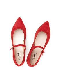 Zapatos Mary Jane de ante rojo con punta afilada, correa ajustable y un forro interior suave. Presenta detalles lisos y un logo.