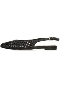 Černé pletené slingback baleríny s špičatou špičkou, vyrobené z texturovaného materiálu, s malou sponou a plochou podrážkou.