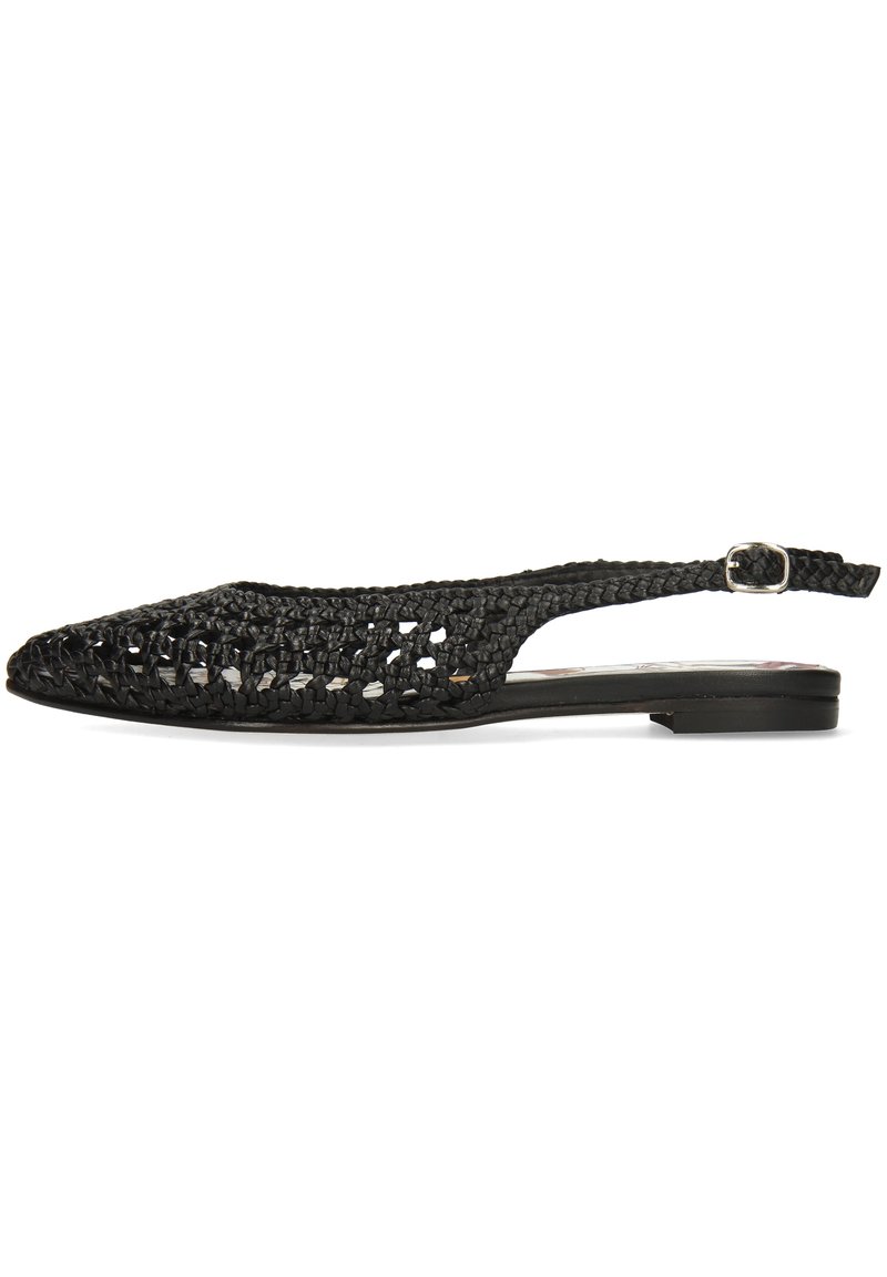 Černé pletené slingback baleríny s špičatou špičkou, vyrobené z texturovaného materiálu, s malou sponou a plochou podrážkou.