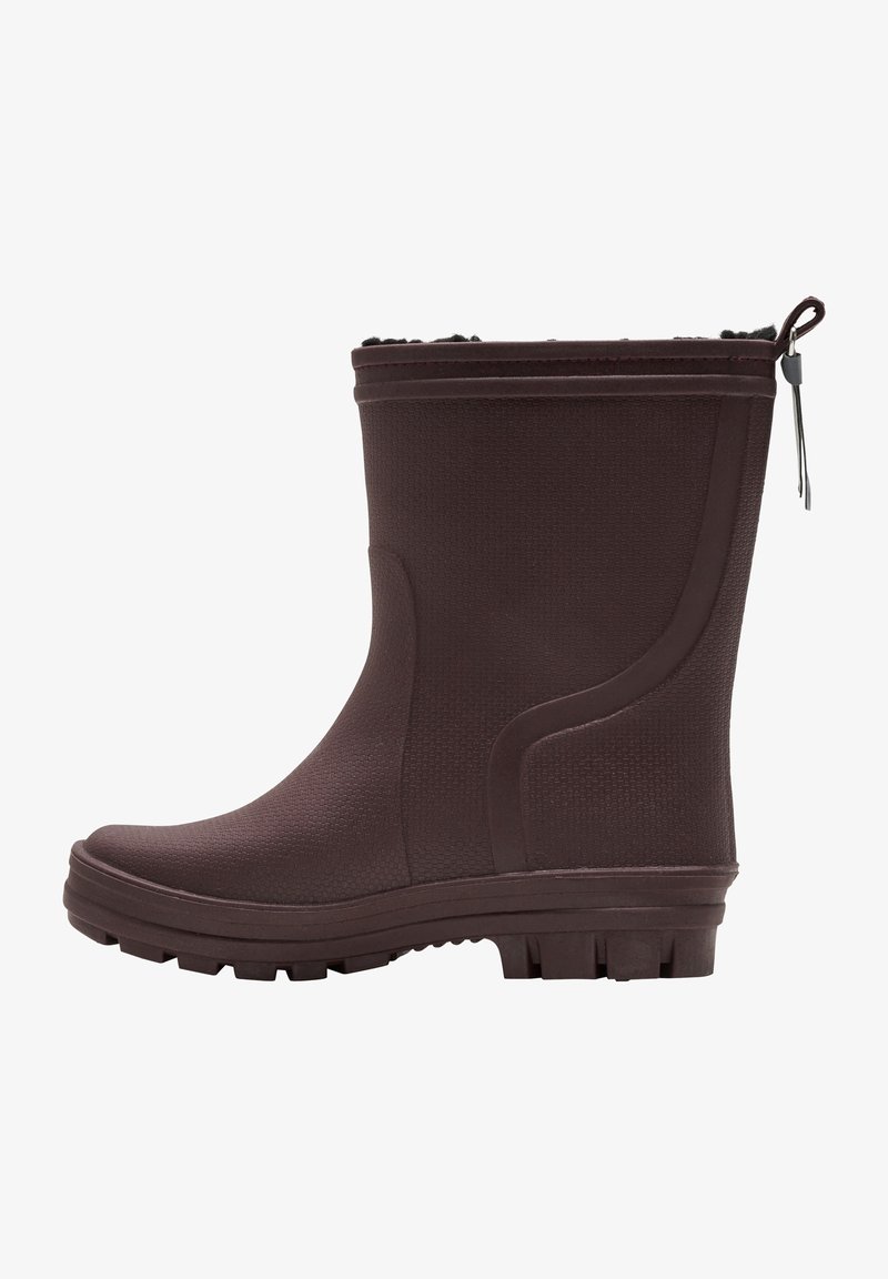 Botte de cheville en caoutchouc marron avec une surface texturée, une semelle solide dotée de crampons et une doublure douce en haut pour plus de confort.