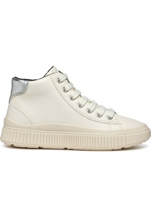 Sneakers bianchi alto in pelle sintetica liscia, con un accento argento sul tallone e scanalature testurizzate sulla suola.
