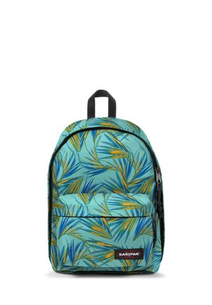 Mochila turquesa con patrón de hojas verdes y naranjas, cierre de cremallera, bolsillo frontal y asa negra. Fabricada con tela duradera.