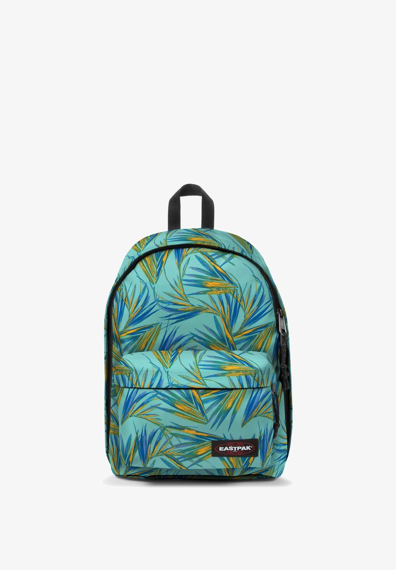 Mochila turquesa con patrón de hojas verdes y naranjas, cierre de cremallera, bolsillo frontal y asa negra. Fabricada con tela duradera.