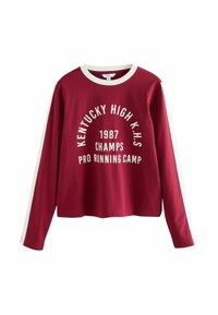 Tricou lung cu mâneci roșu, cu dungi albe, având un imprimeu grafic "KENTUCKY HIGH K.H.S 1987 CHAMPS PRO RUNNING CAMP" pe față.