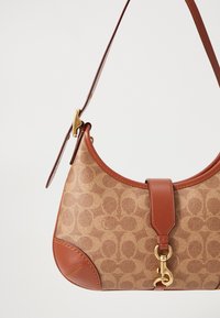 COACH ORIGINALS SIGNATURE HAMPTONS HOBO - Sac à main - tan/caramel