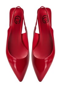 Punainen lakattu nahka slingback-kengät, joissa on teräväkärkinen muotoilu. Sileä pinta ja minimaalinen varuste. Logo painettuna sisäpohjaan.