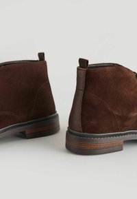Next REGULAR FIT CHUKKA  - Šněrovací kotníkové boty - brown