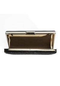Zwarte clutch met een gestructureerde onderkant, metalen sluiting en beige voering, met een open ontwerp en ruime inhoud.