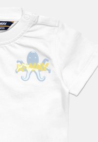 Body in cotone bianco per neonati con una grafica di un polpo azzurro chiaro con accenti gialli. Chiusura a scatto sulla spalla per facilitare il cambio.