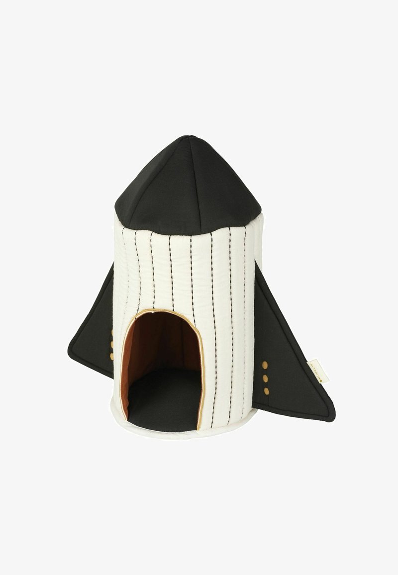 Rucksackförmiges Haustierhaus aus weichem Stoff, mit einem weißen Körper und schwarzen Akzenten, gestreifter Textur und einem vorderen Eingang.