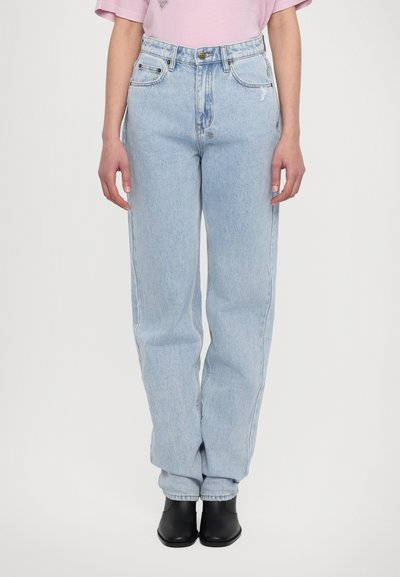 Lichtblauwe high-waisted jeans met een rechte snit, gemaakt van denim stof. Beschikt over vijf zakken en een knoopsluiting.