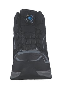 Zwarte sportieve schoen met mesh en synthetische overlays, ronde neus en een gestructureerde zool. Voorzien van een circulair schijfvetersysteem in het blauw.