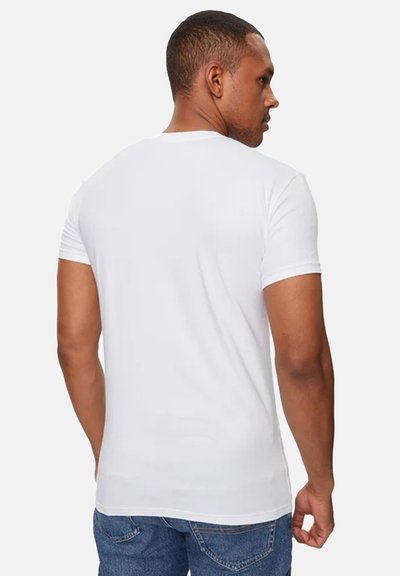 T-shirt blanc à manches courtes, coupe ajustée, matière en coton, texture lisse, encolure arrondie, coutures minimales, porté avec un jean bleu.