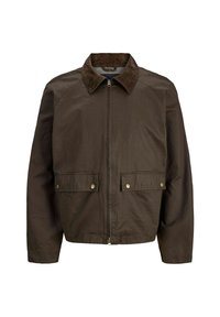 Giacca marrone con colletto in velluto a coste, chiusura a zip, due tasche frontali e una leggera lucentezza; presenta maniche raglan e un tessuto testurizzato.