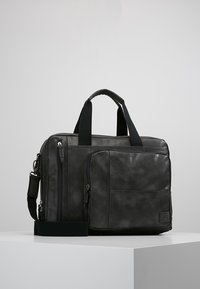 Schwarze Leder-Laptoptasche mit doppeltem oberen Griff, verstellbarem Schultergurt, vorderer Reißverschlusstasche und glatter Textur.