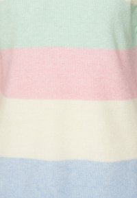 Pull en tricot avec des rayures horizontales dans des couleurs pastel : vert menthe, rose, crème et bleu clair. Texture douce avec un motif côtelé.