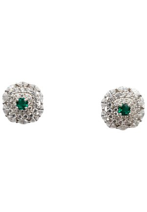 Boucles d'oreilles rondes avec une pierre verte centrale entourée d'un halo de petites pierres claires, montées dans un métal argenté poli.