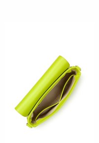 Borsa a tracolla in pelle verde lime con un'esterno liscio, forma cilindrica, un ampio interno con fodera beige e design a cima aperta.