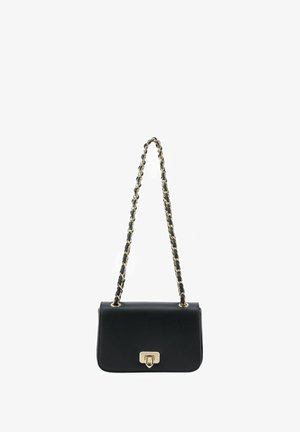 Zwarte lederen handtas met gouden kettingriem en rechthoekige gouden sluiting aan de voorkant.