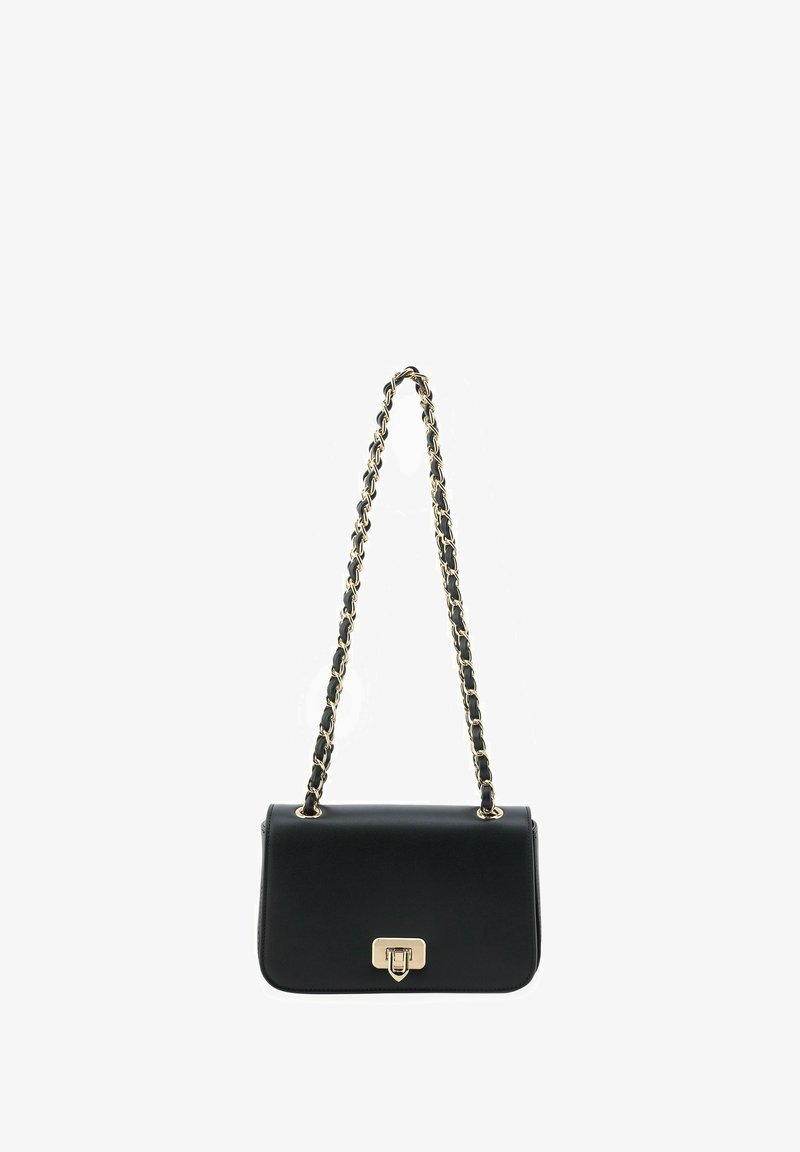 Sac à main en cuir noir avec une lanière chaîne dorée et une fermeture rectangulaire dorée sur le devant.