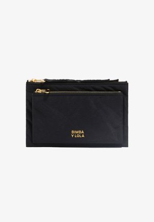 Črna tkaninska torbica z dvema zadrgama, z zlatim okovjem in vtisnjenim logotipom "BIMBA Y LOLA" na sprednji strani. Tekstura površine.