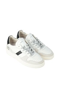 Sneakers bianchi con accenti grigi e neri, realizzati in pelle e suede. Presentano una zona delle dita perforata, lacci piatti e un branding discreto sulla linguetta.
