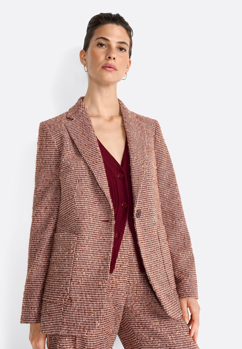 Ruskea ja beige ruudullinen bleiseri, jossa on lovetut läpät, kaksi etutaskua ja hieman rakenteellinen fit, päälläsyvän burgundinvärinen paita.