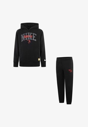 Zwarte Nike hoodie met "fired up" grafiek en bijpassende zwarte sweatpants met rood logo op de linker bovenbeen.