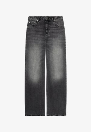Jeans de pierna ancha, de color negro deslavado, hechos de mezclilla. Cuenta con cinco bolsillos, herrajes de metal y un corte recto con un ligero efecto desgastado.