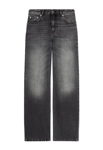 Jeans de pierna ancha, de color negro deslavado, hechos de mezclilla. Cuenta con cinco bolsillos, herrajes de metal y un corte recto con un ligero efecto desgastado.