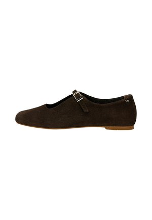 Ballerine in suede marrone scuro con punta arrotondata, dettagli a taglio e cinturino regolabile con accentatura in argento. Sole piatto.