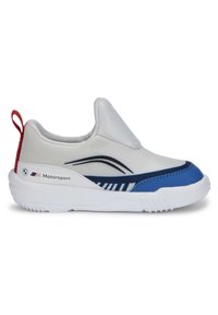 Slip-on sneakers med vit ovandel, blå accenter och röd hältab. Har en slät tygkonstruktion, konturerad form och BMW Motorsport-logotyp.
