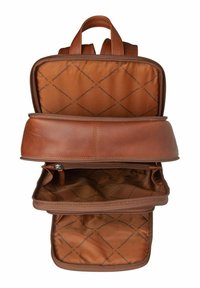 Zaino in pelle marrone con doppie tasche con zip, texture liscia e interno caratterizzato da una fodera beige con motivo a diamante.