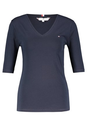 Marineblauw V-hals T-shirt met driekwart mouwen, gemaakt van zachte katoen, met een klein logo op de borst en een logolabel bij de halslijn.