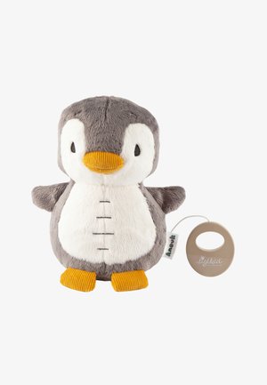 Peluche di pinguino con morbido pelo grigio e bianco, becco arancione e piedi gialli a strisce; include un'etichetta con anello per il fissaggio.